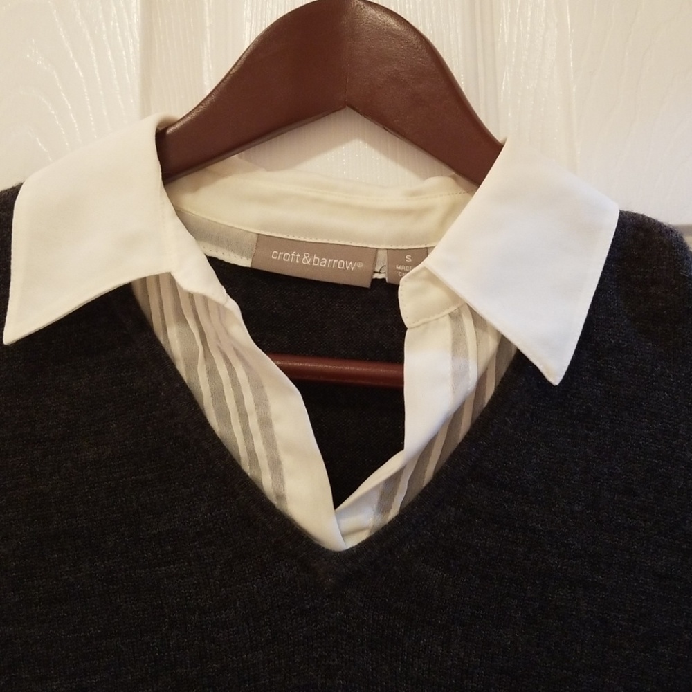 Gray Long Sleeved Sweater with Pointed Collar